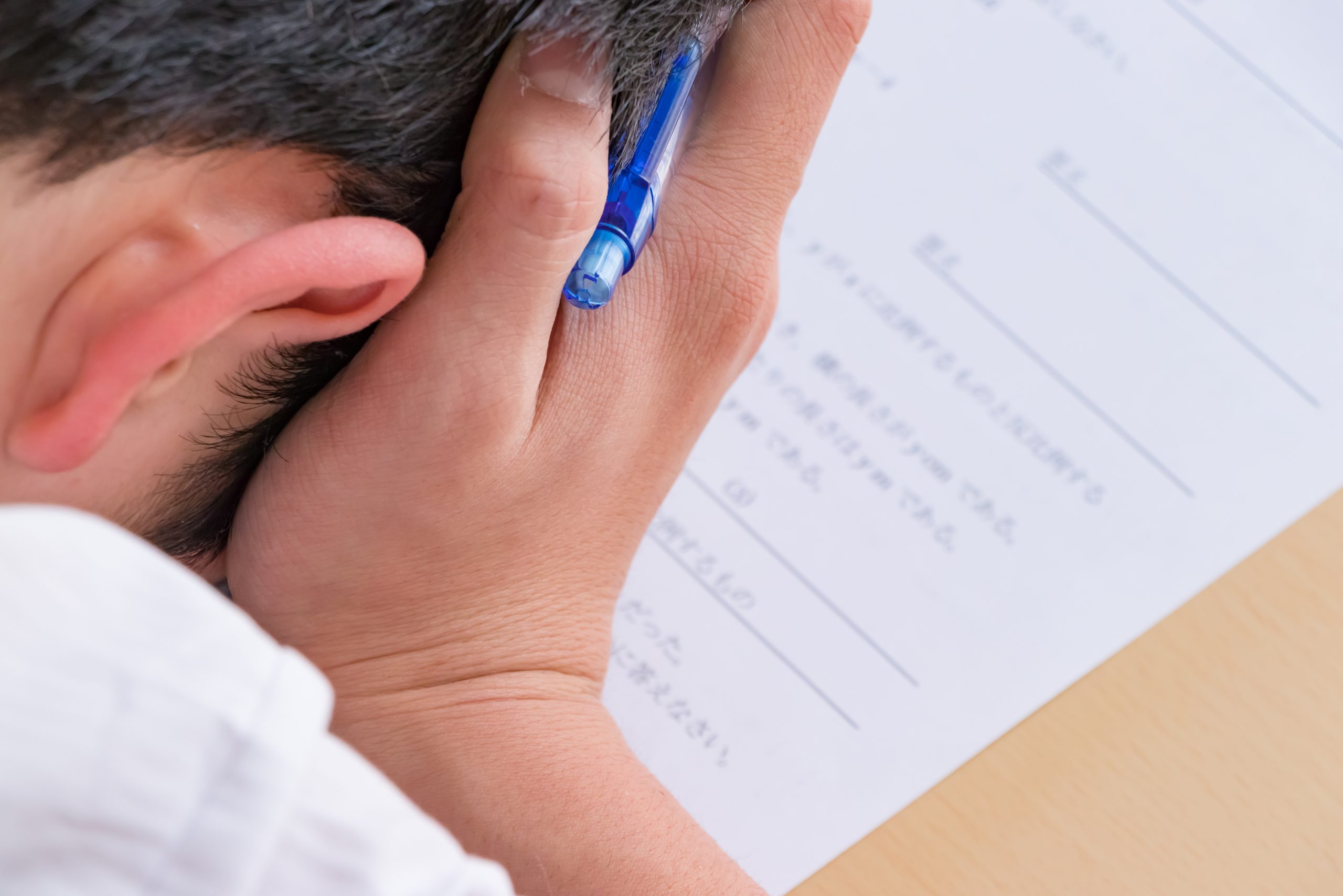 数学のテキストを解く少年