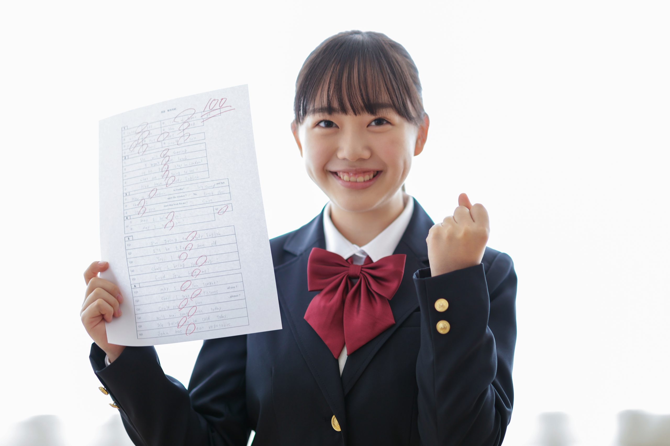 満点のテストを持った女の子
