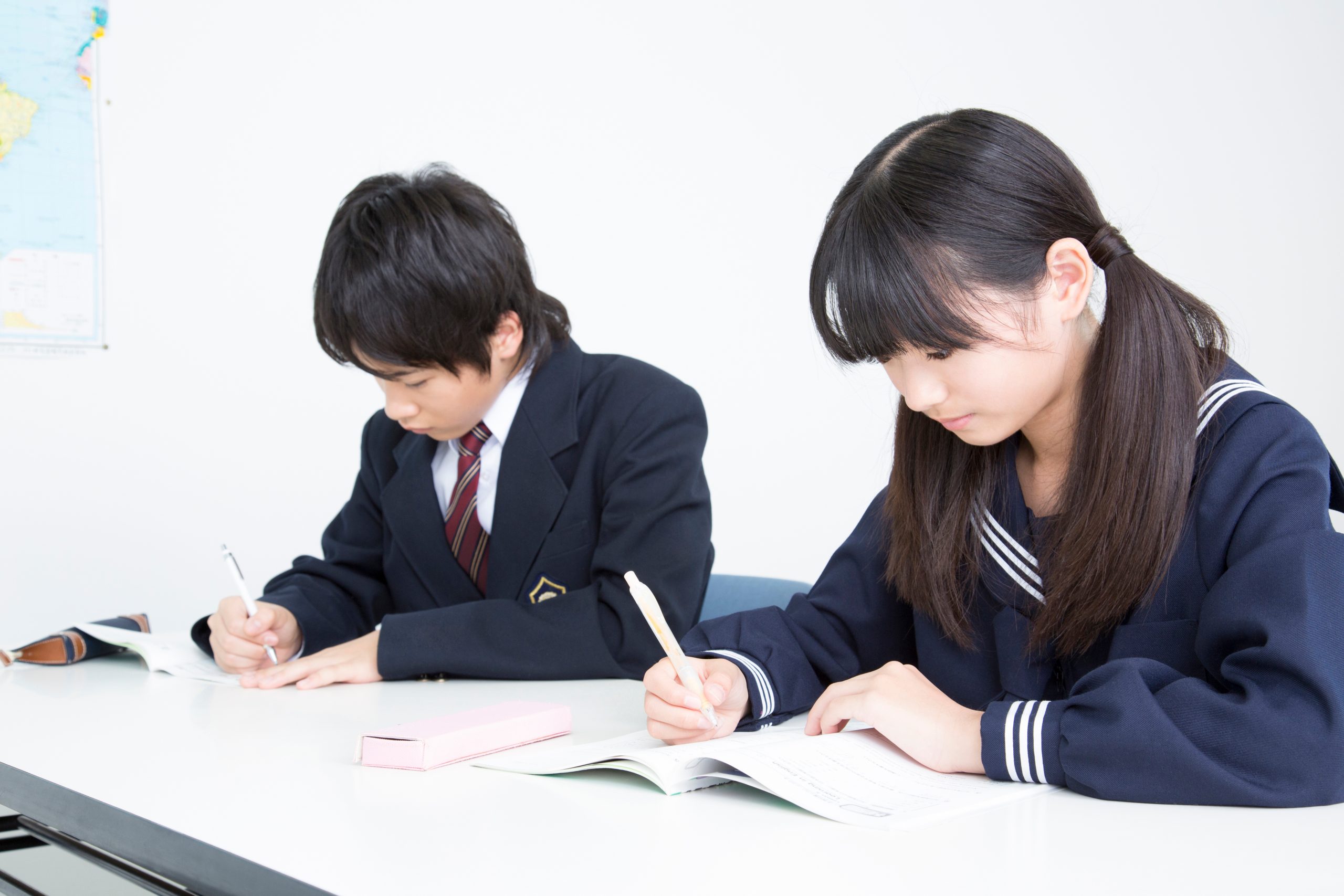 塾で勉強する中学生