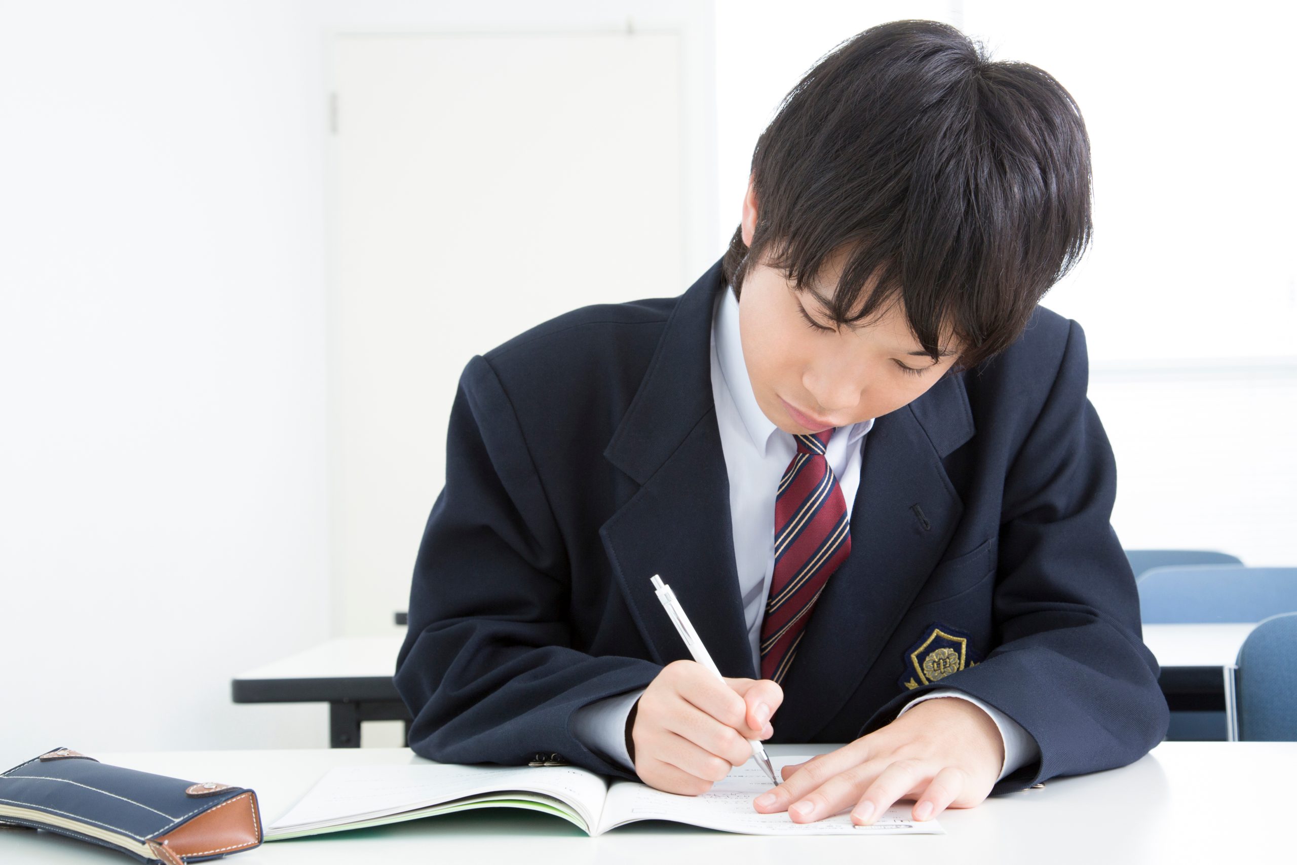 勉強する男子中学生
