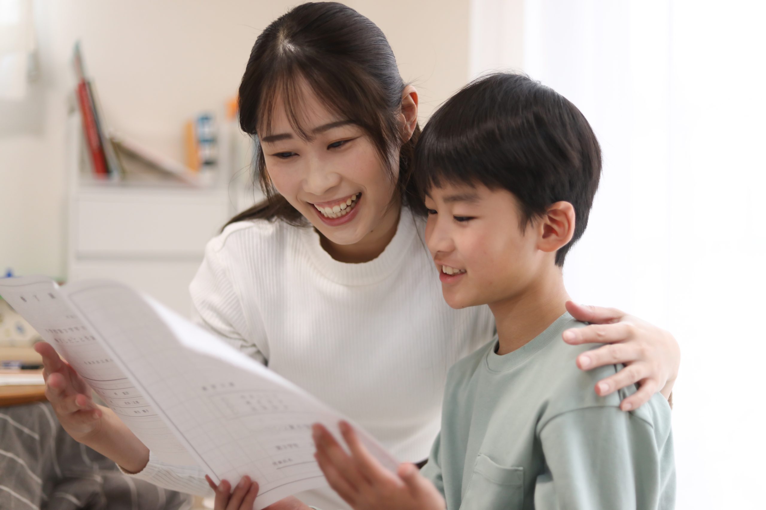 通知表を見る親子