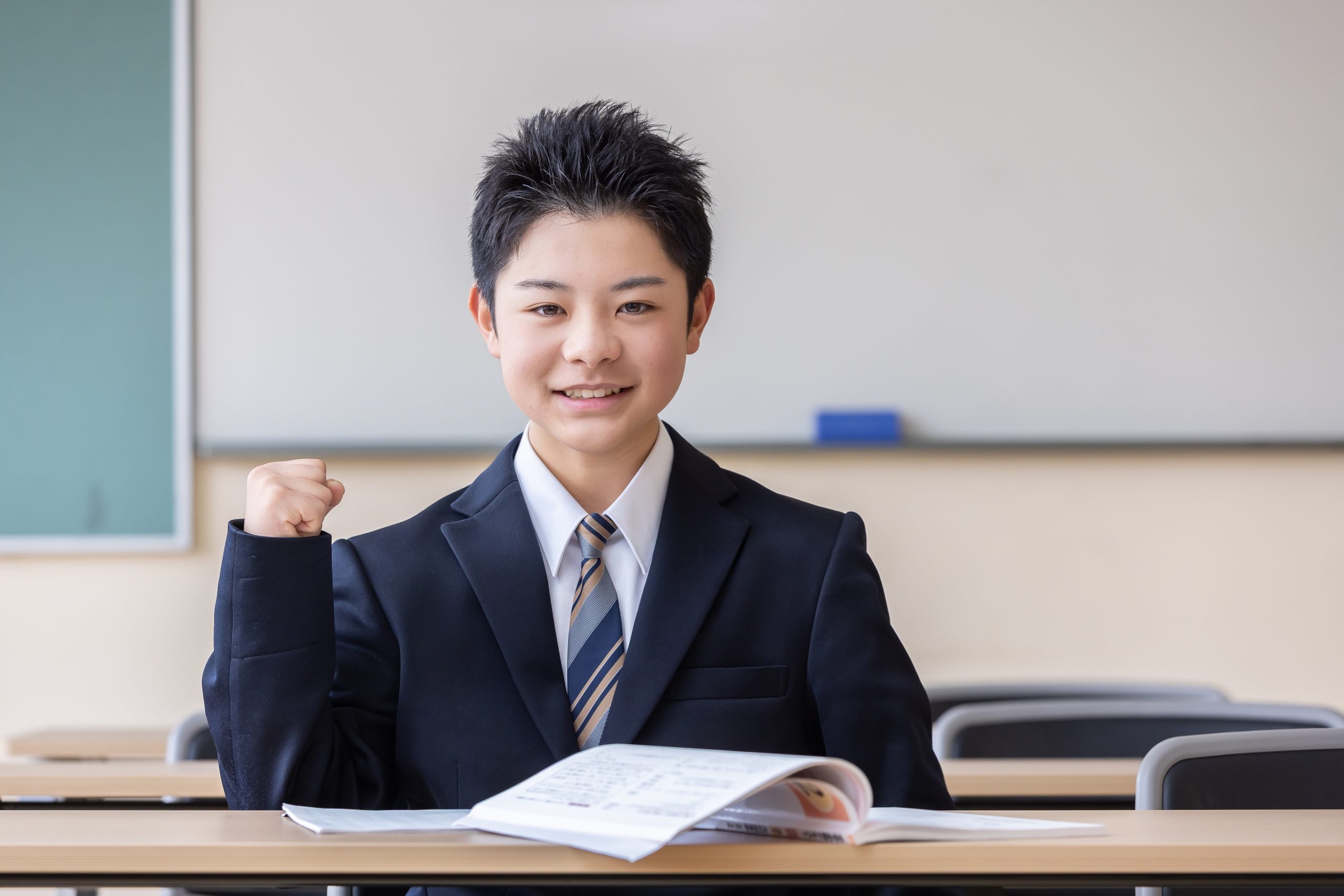 ガッツポーズする男子学生